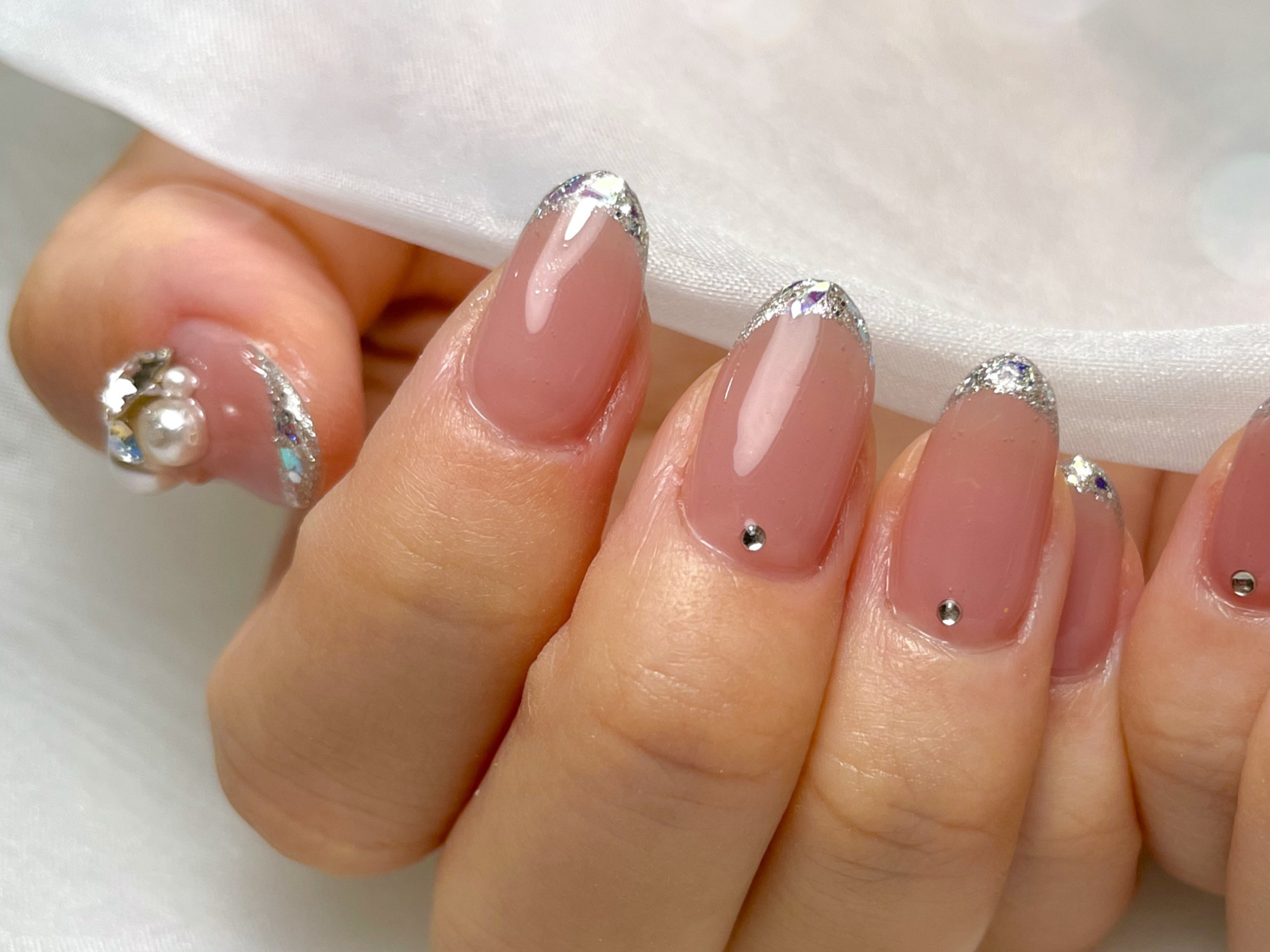 Carat.のネイルデザイン：ピンクとシルバーのフレンチネイル
